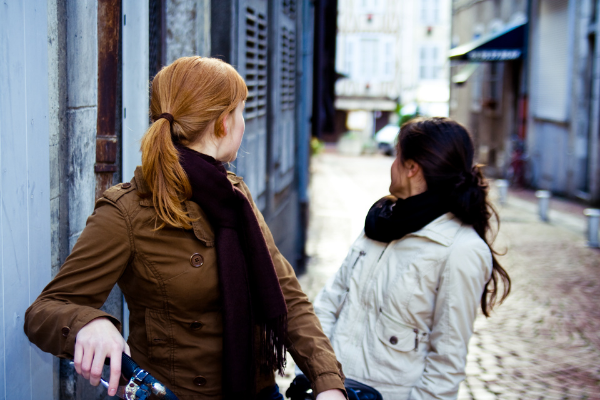 women-looking-around