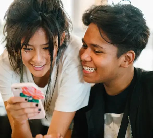 Teens looking at phone (1)